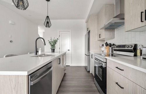 Cochrane House | Modern & Bright Duplex Backing onto Park + Mountain Views