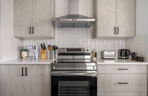 Cochrane House | Modern & Bright Duplex Backing onto Park + Mountain Views
