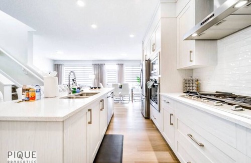 Southwest Edmonton House | Modern Bright - NEW Home - Fireplace - NETFLIX - Sleeps 10n