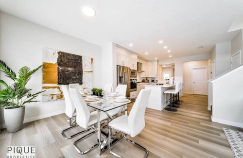 Southwest Edmonton House | Modern Bright - NEW Home - Fireplace - NETFLIX - Sleeps 10n