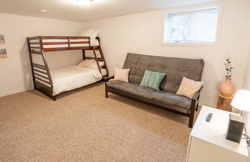 Cornwall House | Modern, Bright Townhome - Sleeps9+Wifi+Close To Hwy