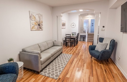 Cornwall House | Modern, Bright Townhome - Sleeps9+Wifi+Close To Hwy