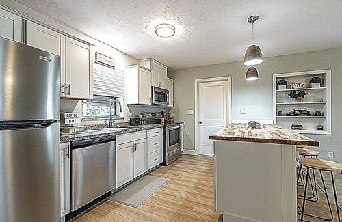 Gainesville House | Modern Bungalow-5 min to UF & Shands & VA Hospitals