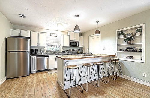 Gainesville House | Modern Bungalow-5 min to UF & Shands & VA Hospitals