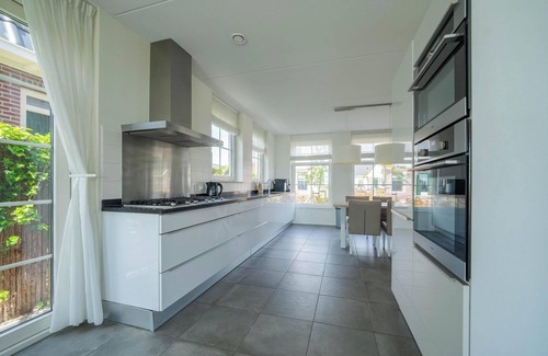 Uitdam House | Modern bungalow with 6 bedrooms and terrace