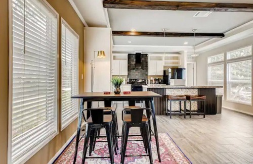 Dripping Springs Cabin | Modern Cabin- 8 acres Ranch - near Venues & Breweries