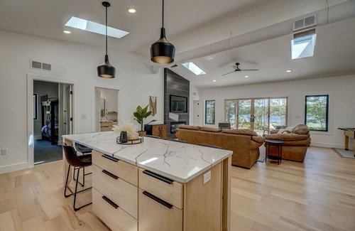 Siren House | Modern Cabin on Private Lake - HOT TUB KAYAKS INCLUDED