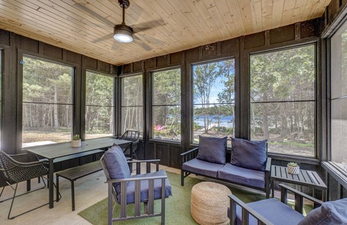 Siren House | Modern Cabin on Private Lake - HOT TUB KAYAKS INCLUDED
