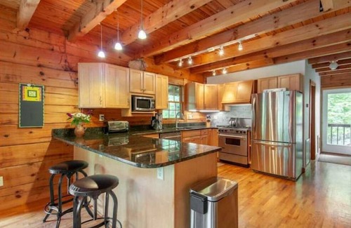 Faber Cabin | Modern Cabin; River! 13 acres! Hiking! Wineries!
