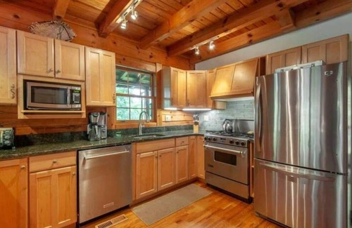 Faber Cabin | Modern Cabin; River! 13 acres! Hiking! Wineries!