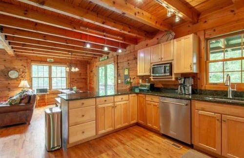 Faber Cabin | Modern Cabin; River! 13 acres! Hiking! Wineries!