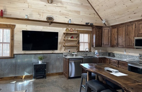 Rising Fawn Cabin | Modern Cabin w/Hot Tub, Fire Pit, Private; 2 miles to Cloudland Canyon, Hiking, McLemore Golf