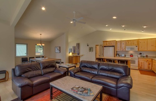 Carnelian Bay House | Modern Cabin/Walk To Lake Tahoe/Access To All Tahoe Resorts