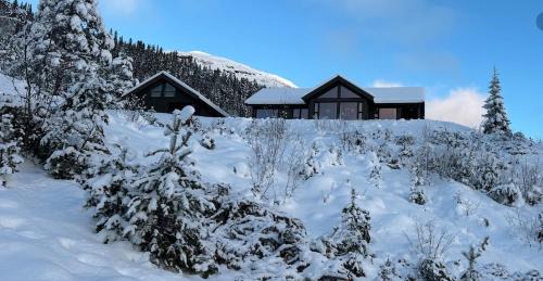 Espedalen House | Modern cabin with panoramic view, sauna and fire pit