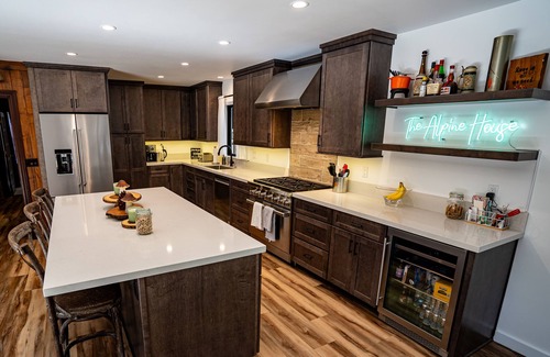 Mammoth Lakes Cabin | Modern Cabin with Retro Flair near The Village