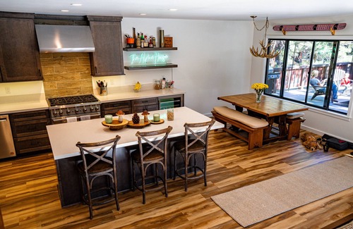 Mammoth Lakes Cabin | Modern Cabin with Retro Flair near The Village