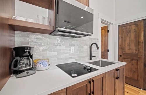 Sunriver Cabin | Modern Caldera Home with A/C, Hot Tub & Outdoor Patio