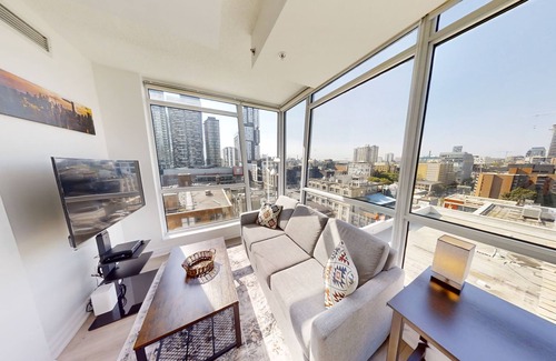 Downtown Toronto Apartment | Modern Central 2-BR Condo in DT Toronto