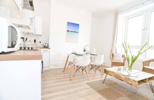Central Aberdeen Apartment | Modern Central Apartment