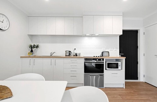 Frankton Apartment | Modern & Central - Close to Hospital & Lake Walks