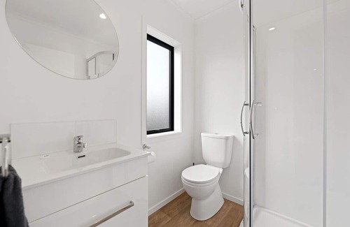 Frankton Apartment | Modern & Central - Close to Hospital & Lake Walks