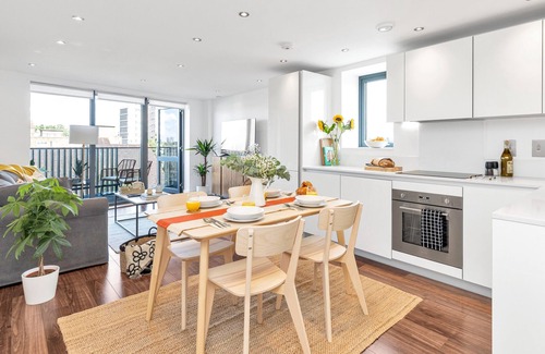 East Walworth Apartment | Modern Central Luxe Apt with Balcony and Views/10 mins from Tower Bridge!