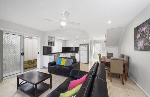 Crescent Head House | Modern & Centrally Located With Free Wi-Fi