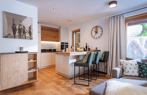 Kitzbuehel Apartment | Modern chalet with a spacious patio