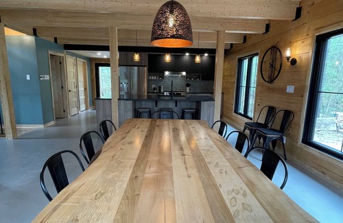 Val-des-Lacs Ski Chalet | Modern chalet in solid wood. The perfect lakeside family getaway