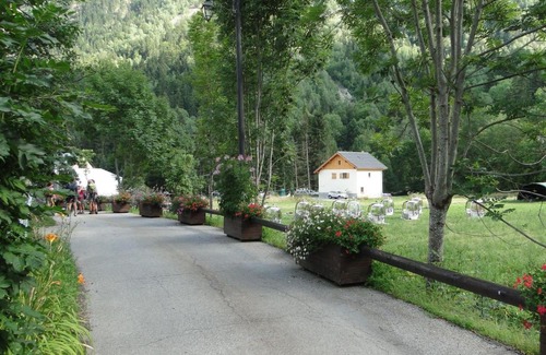 Venosc Ski Chalet | Modern Chalet in V nosc with Swimming Pool