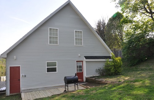 Knoxville Apartment | Modern Chalet near Historic Harpers Ferry!
