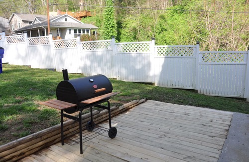 Knoxville Apartment | Modern Chalet near Historic Harpers Ferry!