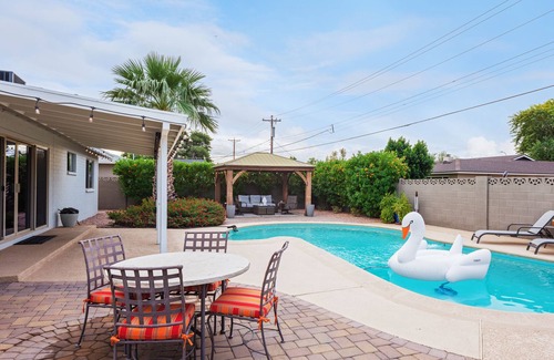Cox Heights House | MODERN CHARM - 6 MINS TO OLD TOWN - PRIVATE OASIS