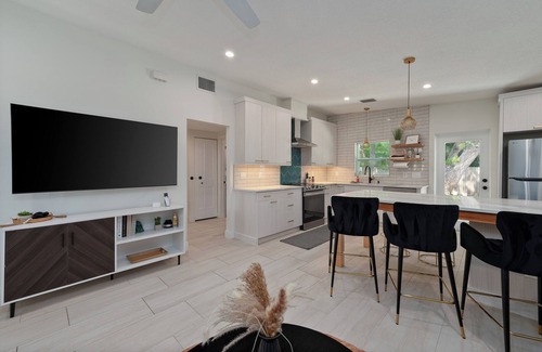 Winter Park House | Modern, Charming Home in the heart of Winter Park- Perfect for a couples retreat or small group!
