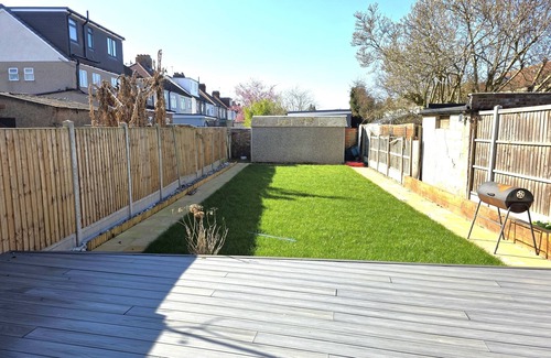 Havering House | Modern Chic: 3-Bed Retreat in Chadwell Heath