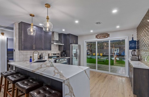 Garfield House | Modern Chic Downtown 3BD 3BR with Pool and Spa