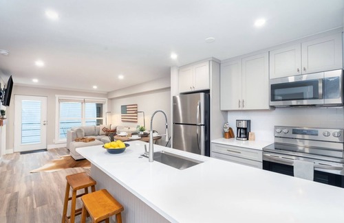 Telluride Condo | Modern, Chic Dream Location | Electric Fireplace, Covered Parking, Elevator | 3 Mins To Skiing!