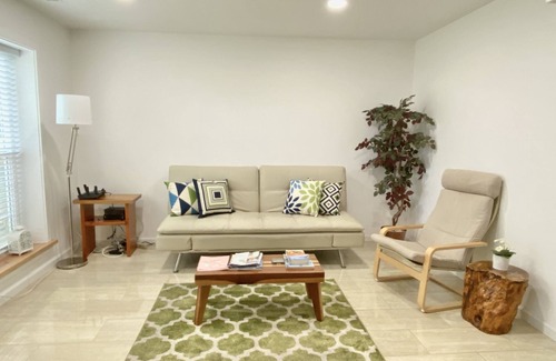Fountain Valley House | Modern Chic Fully-Furnished Townhouse near Disney, Beach, Shopping, FWY, Airport