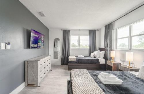 Survey Creek Apartment | Modern Chic Getaway - Sleeps 11 - Palmwavestays