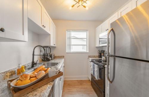 Survey Creek Apartment | Modern Chic Getaway - Sleeps 11 - Palmwavestays