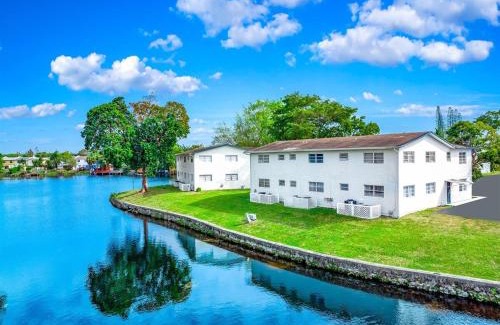Survey Creek Apartment | Modern Chic Getaway - Sleeps 11 - Palmwavestays