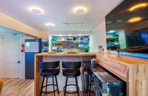 Southeast Omaha Apartment | Modern Chic Retreat | Luxe Comfort & Style