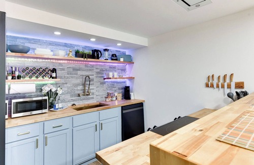 Southeast Omaha Apartment | Modern Chic Retreat | Luxe Comfort & Style