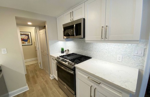 Woodley Park Apartment | Modern, Chic, Walk to Shops and Private Parking