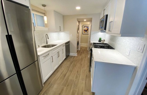 Woodley Park Apartment | Modern, Chic, Walk to Shops and Private Parking