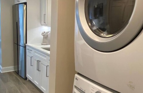 Woodley Park Apartment | Modern, Chic, Walk to Shops and Private Parking