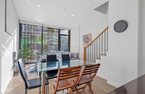 Waterloo Apartment | Modern City-Fringe Townhouse