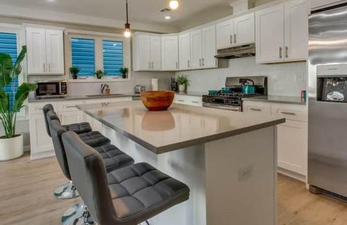 Ampere Apartment | Modern City Getaway Near Downtown Newark & NYC