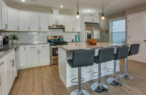 Ampere Apartment | Modern City Getaway Near Downtown Newark & NYC
