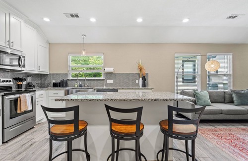 Sherman Apartment | Modern Clean, Near Austin College & Fully Equipped
